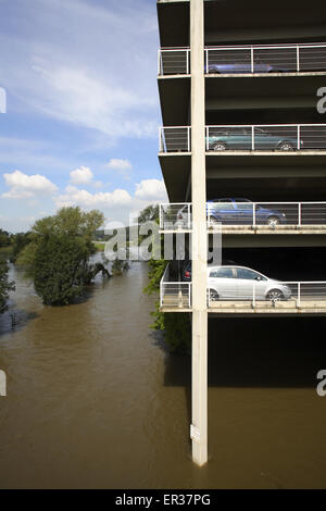 DEU, la Germania, la zona della Ruhr, inondazioni del fiume Ruhr, 24. Agosto 2007 presso la città di Wetter, afloated garage parcheggio. DEU, Deutschl Foto Stock