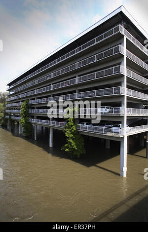 DEU, la Germania, la zona della Ruhr, inondazioni del fiume Ruhr, 24. Agosto 2007 presso la città di Wetter, afloated garage parcheggio. DEU, Deutschl Foto Stock