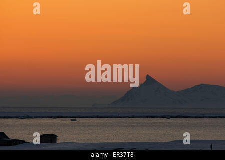 Ny-Aelesund, Norvegia. 09Apr, 2015. Il sole tramonta poco prima di mezzanotte al Kings Bay stazione di ricerca su Spitsbergen in Ny-Aelesund, Norvegia, 09 aprile 2015. Gli scienziati con l'Istituto Alfred Wegener lavorare con il francese Istituto polare Paul Emile Victor (IPEV) nei campi di biologica, geologica e Meteorological Research presso l'AWIPEVTedesco-francese arctic base di ricerca. Foto: Jens Buettner/dpa/Alamy Live News Foto Stock