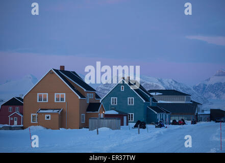 Ny-Aelesund, Norvegia. 09Apr, 2015. Il sole tramonta poco prima di mezzanotte, illuminazione fino alla liquidazione case, al Kings Bay stazione di ricerca su Spitsbergen in Ny-Aelesund, Norvegia, 09 aprile 2015. Gli scienziati con l'Istituto Alfred Wegener lavorare con il francese Istituto polare Paul Emile Victor (IPEV) nei campi di biologica, geologica e Meteorological Research presso l'AWIPEVTedesco-francese arctic base di ricerca. Foto: Jens Buettner/dpa/Alamy Live News Foto Stock