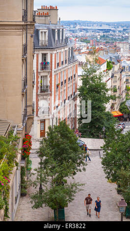 Parigi, Francia - 09 agosto 2014: i turisti a piedi sulla strada pedonale alla basilica del Sacro Cuore, Parigi Foto Stock