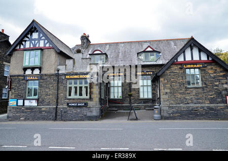 Il Coniston Istituto e Village Hall nel villaggio di Coniston nel Lake District inglese Foto Stock