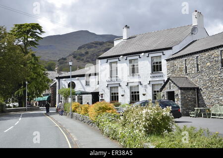 Il Crown Inn a Coniston, Cumbria nel Lake District inglese, con il vecchio di Coniston in background Foto Stock