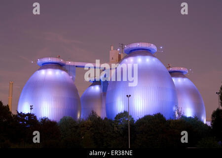 L'Europa, in Germania, in Renania settentrionale-Vestfalia, la zona della Ruhr, Bottrop, torri di digestione del chiarimento impianto presso il fiume Emscher Foto Stock