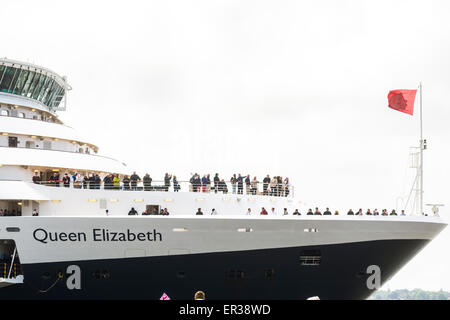 Liverpool, Regno Unito. 25 Maggio, 2015. La città ospita tre regine crociera in formazione sul fiume Mersey celebrando 175 anni di Cunard. Egli Queen Elizabeth docking al Pier Head sul fiume Mersey Credito: Paolo Adams/Alamy Live News Foto Stock