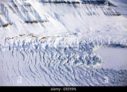 Ny-Aelesund, Norvegia. Decimo Apr, 2015. Un fronte glaciale visto da un aereo su Spitsbergen in Ny-Aelesund, Norvegia, 10 aprile 2015. Dal 2003, in tedesco e in francese gli scienziati hanno lavorato al AWIPEV Artico Base ricerca nella ex minatori' insediamento nell'arcipelago delle Svalbard. Il lavoro scientifico condotto presso la stazione di Koldewey include il monitoraggio del nord stratosfera polare e la ricerca da oceanografici, geologi marini, ghiaccio fisici sulla vita e all'Oceano Artico. Foto: Jens Buettner/dpa/Alamy Live News Foto Stock