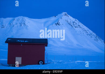 Ny-Aelesund, Norvegia. Decimo Apr, 2015. Un piccolo casolare sorge sul Konfsfjord su Spitsbergen in Ny-Aelesund, Norvegia, 10 aprile 2015. Dal 2003, in tedesco e in francese gli scienziati hanno lavorato al AWIPEV Artico Base ricerca nella ex minatori' insediamento nell'arcipelago delle Svalbard. Il lavoro scientifico condotto presso la stazione di Koldewey include il monitoraggio del nord stratosfera polare e la ricerca da oceanografici, geologi marini, ghiaccio fisici sulla vita e all'Oceano Artico. Foto: Jens Buettner/dpa/Alamy Live News Foto Stock