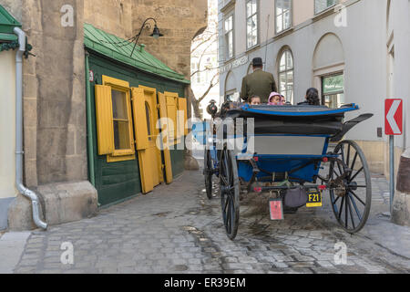 Vienna giro in carrozza, un giro in carrozza attraverso il centro storico di Vienna è una delle attività più popolari tra i visitatori della città. Foto Stock