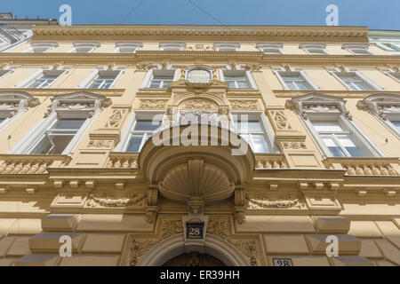 Vienna edificio Rococò, vista su un tipico esempio di rococò Architettura Viennese risalente al XVIII secolo in Muhlgasse, Wien, Austria. Foto Stock