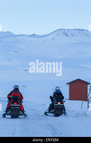 Ny-Aelesund, Norvegia. Decimo Apr, 2015. Gli scienziati partono per una spedizione in motoslitta sulla Kongsfjord su Spitsbergen in Ny-Aelesund, Norvegia, 10 aprile 2015. Dal 2003, in tedesco e in francese gli scienziati hanno lavorato al AWIPEV Artico Base ricerca nella ex minatori' insediamento nell'arcipelago delle Svalbard. Il lavoro scientifico condotto presso la stazione di Koldewey include il monitoraggio del nord stratosfera polare e la ricerca da oceanografici, geologi marini, ghiaccio fisici sulla vita e all'Oceano Artico. Foto: Jens Buettner/dpa/Alamy Live News Foto Stock