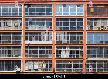 Sullo sfondo di un vecchio edificio di uffici modello di windows Foto Stock