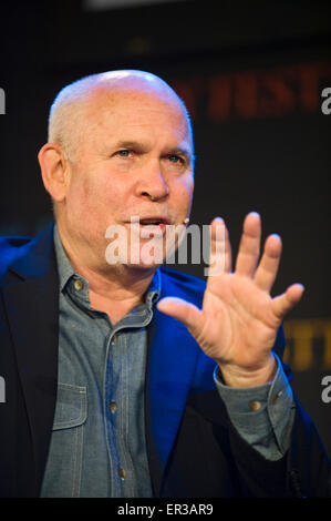 Il fotografo della Magnum Steve McCurry parlando la sua vita e lavoro sul palco a Hay Festival 2015 Foto Stock