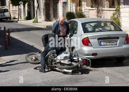 Athens, Grecia - 03 Aprile 2015: Uno dei molti urti di veicoli su una strada di Atene Foto Stock