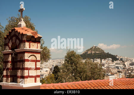 Athens, Grecia - 03 Aprile 2015: bella vista sull'Acropoli da alcune delle strade di Atene Foto Stock