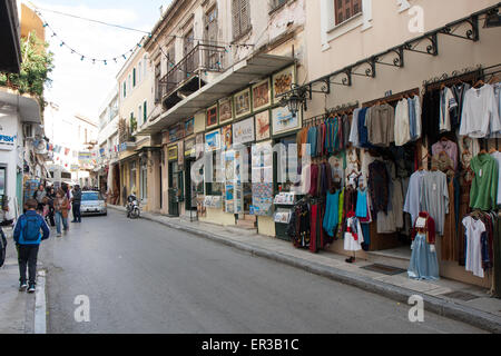 Athens, Grecia - 03 Aprile 2015: Una delle tante strade ateniese, sempre pieno di turisti Foto Stock