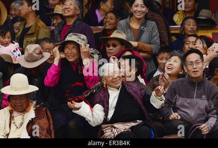 Kangding, Cina. 26 Maggio, 2015. Persone orologi ad un pellegrinaggio fiera a Paoma Montagna in Kangding di Ganzi tibetano prefettura autonoma, a sud-ovest della Cina di provincia di Sichuan, 26 maggio 2015. Il Buddha il compleanno, l'ottavo giorno di aprile secondo calendario lunare cinese, cade il 25 maggio di quest'anno. Il pellegrinaggio fiera che si tiene a Paoma Montagna, che possono risalire a più di mille anni fa, è un festival annuale per celebrare la nascita del Buddha. Credito: Panda occhio/Alamy Live News Foto Stock