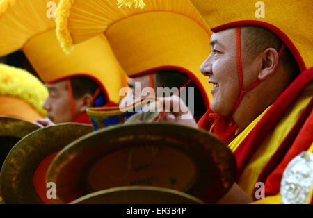 Kangding, Cina. 26 Maggio, 2015. I monaci di prestazioni a un pellegrinaggio fiera a Paoma Montagna in Kangding di Ganzi tibetano prefettura autonoma, a sud-ovest della Cina di provincia di Sichuan, 26 maggio 2015. Il Buddha il compleanno, l'ottavo giorno di aprile secondo calendario lunare cinese, cade il 25 maggio di quest'anno. Il pellegrinaggio fiera che si tiene a Paoma Montagna, che possono risalire a più di mille anni fa, è un festival annuale per celebrare la nascita del Buddha. Credito: Panda occhio/Alamy Live News Foto Stock