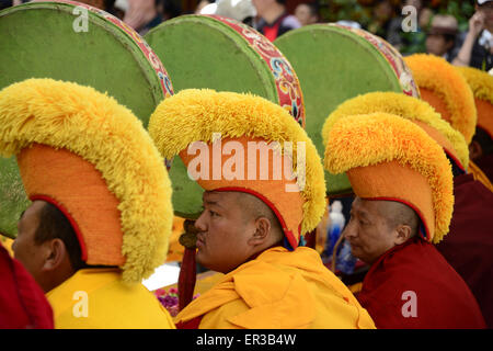 Kangding, Cina. 26 Maggio, 2015. I monaci di prestazioni a un pellegrinaggio fiera a Paoma Montagna in Kangding di Ganzi tibetano prefettura autonoma, a sud-ovest della Cina di provincia di Sichuan, 26 maggio 2015. Il Buddha il compleanno, l'ottavo giorno di aprile secondo calendario lunare cinese, cade il 25 maggio di quest'anno. Il pellegrinaggio fiera che si tiene a Paoma Montagna, che possono risalire a più di mille anni fa, è un festival annuale per celebrare la nascita del Buddha. Credito: Panda occhio/Alamy Live News Foto Stock