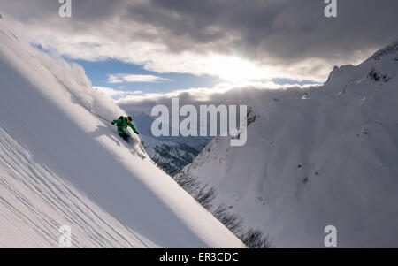 L'uomo sci fuoripista al tramonto, Lech, Austria Foto Stock