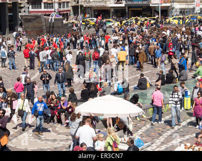 Athens, Grecia - 03 Aprile 2015: Plaza accanto a Attico stazione della metropolitana affollata di turisti Foto Stock