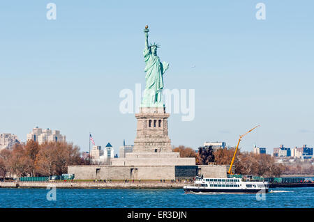 La statua crociere barca con turisti di passaggio della Statua della Libertà Foto Stock