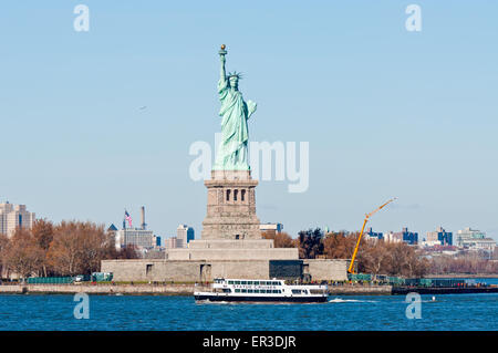 La statua crociere barca con turisti di passaggio della Statua della Libertà Foto Stock