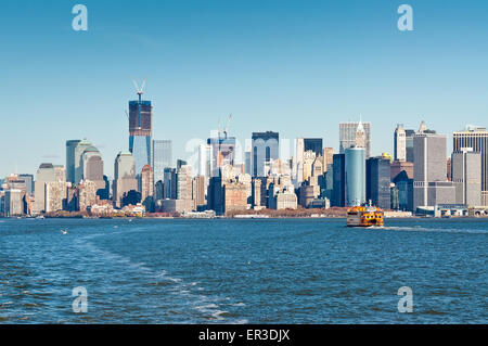 Passeggeri a Staten Island Ferry sul percorso da San Giorgio Ferry Terminal a Whitehall terminale nella parte inferiore di Manhattan. Foto Stock