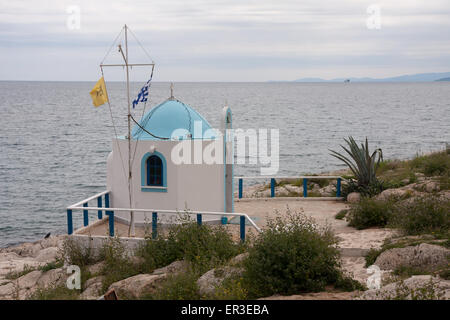 Pireo, Greece-April 04, 2015: Piccoli recentemente rinnovata Cappella greco-cattolica situato accanto all ingresso del porto di pesca. Foto Stock