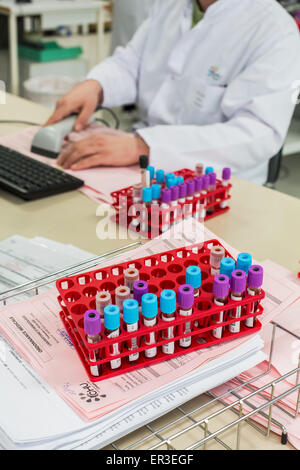 Le analisi del sangue, la biologia e il centro di ricerca in ospedale universitario di salute, Limoges, Francia. Foto Stock