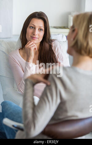 Due donne aventi una conversazione. Foto Stock