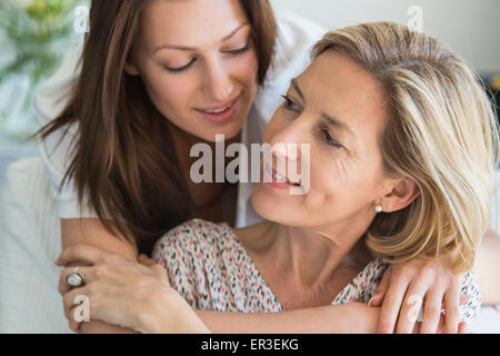Giovane donna e sua madre. Foto Stock