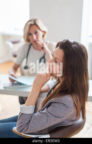 Medico per discutere con un paziente femmina. Foto Stock