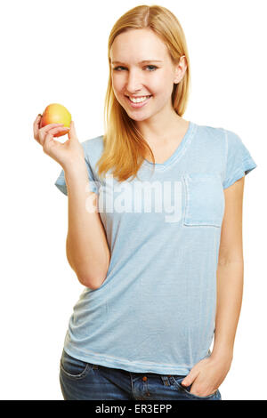 Giovane donna bionda tenendo un Apple nella sua mano Foto Stock