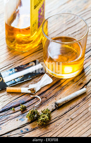 Cannabis e alcol. Foto Stock