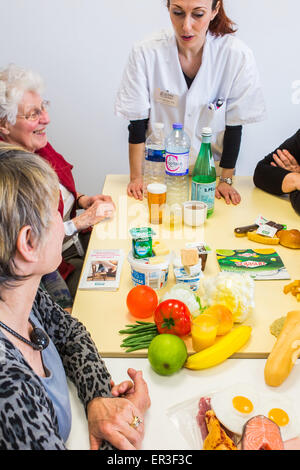 Dietista che conduce un workshop e terapeutici di educazione nutrizionale in pazienti con osteoporosi. Ospedale di Bordeaux, Francia. Foto Stock