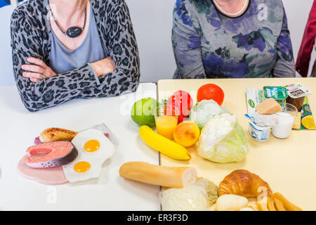 Dietista che conduce un workshop e terapeutici di educazione nutrizionale in pazienti con osteoporosi. Ospedale di Bordeaux, Francia. Foto Stock