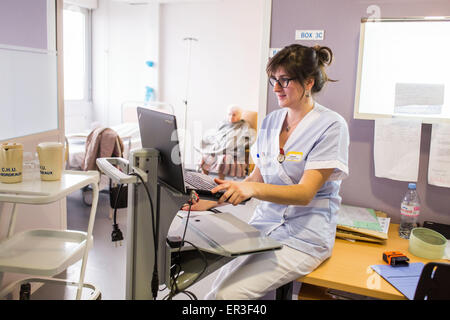 Infermiere reparto di reumatologia dell ospedale di Bordeaux, Francia. Foto Stock