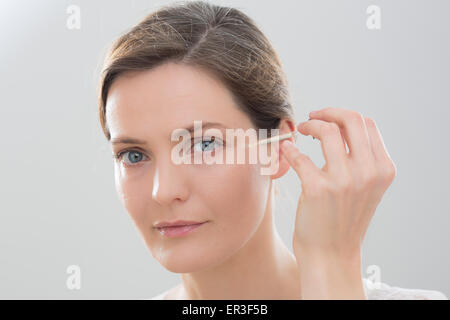 Donna che utilizza il siero contorno occhi. Foto Stock