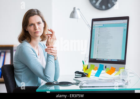 Donna al lavoro che soffrono di dolore al polso. Foto Stock