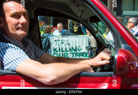 Victoria, Londra, Regno Unito. 26 Maggio, 2015. Londra protesta cabbies vicino ai trasporti per Londra ha il suo quartier generale a Victoria contro quello che dicono è una concorrenza sleale da parte di meno regolamentato minicab che gli operatori sono tenuti a prendere solo pre-prenotato tariffe ma sono prelevare i passeggeri che da sulla strada e il peer to peer Uber-taxi booking app che è rendere operante la licenza di Londra taxi insostenibile. Credito: Paolo Davey/Alamy Live News Foto Stock