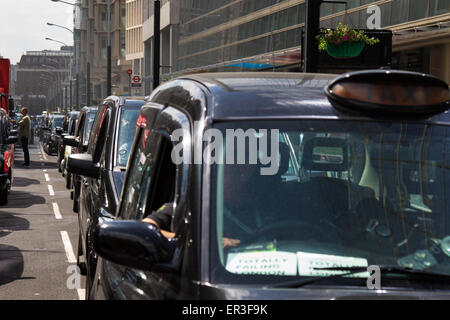 Victoria, Londra, Regno Unito. 26 Maggio, 2015. Londra protesta cabbies vicino ai trasporti per Londra ha il suo quartier generale a Victoria contro quello che dicono è una concorrenza sleale da parte di meno regolamentato minicab che gli operatori sono tenuti a prendere solo pre-prenotato tariffe ma sono prelevare i passeggeri che da sulla strada e il peer to peer Uber-taxi booking app che è rendere operante la licenza di Londra taxi insostenibile. Credito: Paolo Davey/Alamy Live News Foto Stock