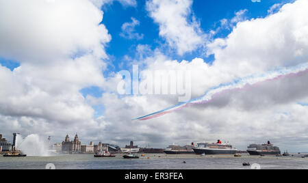 Le frecce rosse volare sopra le tre regine in Liverpool. Foto Stock