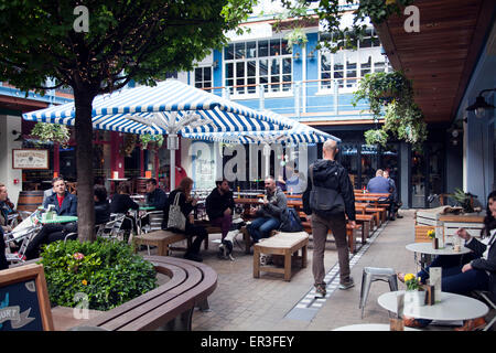 Corte Regale off Carnaby Street - cortile con ristoranti e posti a sedere - LONDON REGNO UNITO Foto Stock