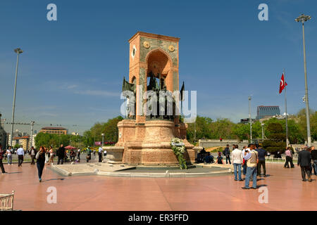 Piazza Taksim, Istanbul con la Repubblica monumento e Ataturk statua con Gezi Park in background. Turchia Foto Stock