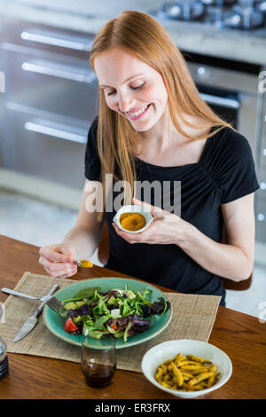 Donna che utilizza la curcuma. Foto Stock