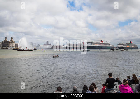 Fire barca la spruzzatura di acqua nella parte anteriore delle tre regine in Liverpool. Foto Stock