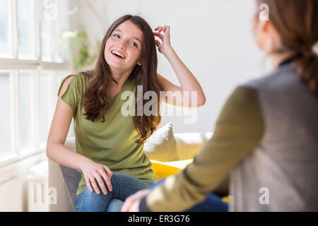 Donna discutendo con un adolescente. Foto Stock