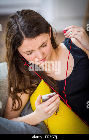 Adolescente ascoltando musica. Foto Stock