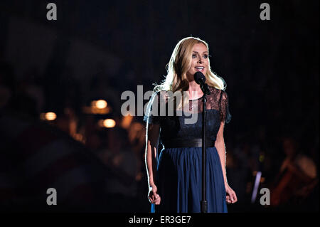 Welsh lyric mezzosoprano Katherine Jenkins esegue al XXVI National Memorial Day concerto sul Prato Ovest degli Stati Uniti Capitol 24 Maggio 2015 a Washington, DC. La manifestazione fa parte del Memorial Day attività in ricordo di coloro che morirono servendo la nazione. Foto Stock