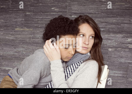 Madre e figlio giovane abbracciando Foto Stock